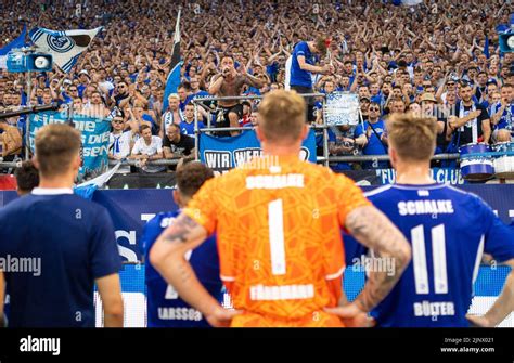 Schalker Mannschaft lässt sich von der Fankurve feiern FC Schalke 04