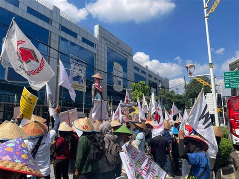 Ratusan Petani Dari Lampung Melakukan Aksi Di Depan Kantor Kementerian