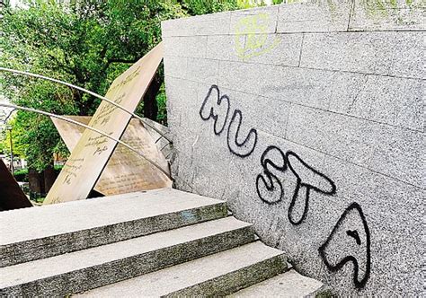 Como Writer Sfregiano Il Monumento Alla Resistenza Cronaca