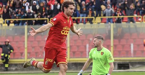 Catanzaro A Valanga Nel Girone C Sei Gol E Doppietta Di Biasci