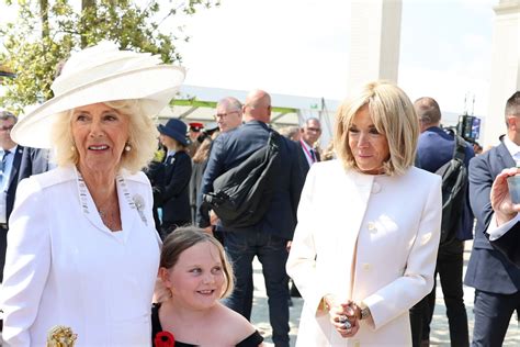 Constrangedor Rainha Camilla Evita Tocar Na Primeira Dama Da França