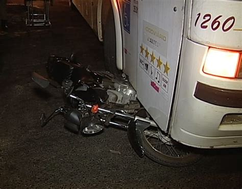 G1 Motociclista fica ferido após bater em ônibus em Uberaba