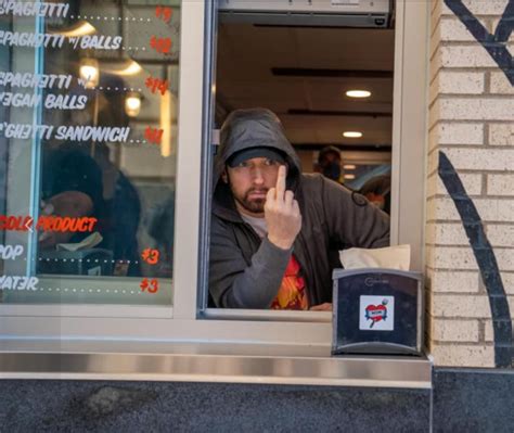 Eminem ouvre un restaurant et surprend les clients en servant au drive