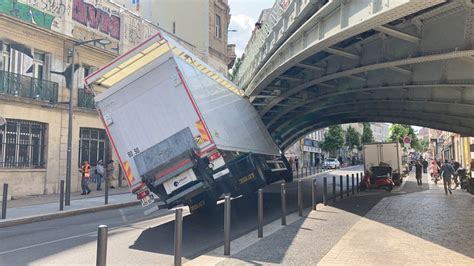 Marseille Un Camion Trop Grand Veut Passer Sous Ce Pont Et Termine En