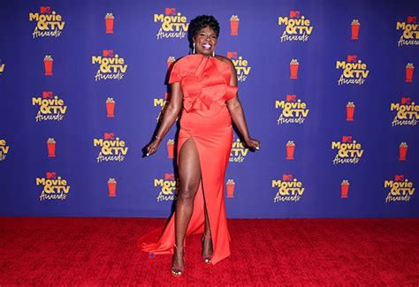 9 Sexy Hot Leslie Jones Bikini Pics