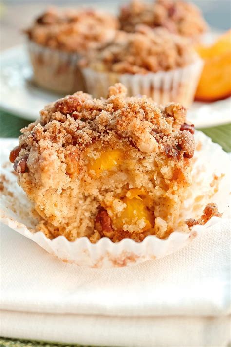 Moist And Delicious Peach Muffins With Crumb Topping Peach Dessert