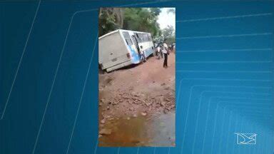 Bom Dia Mirante Ônibus escolar no Maranhão sai da pista e quase causa