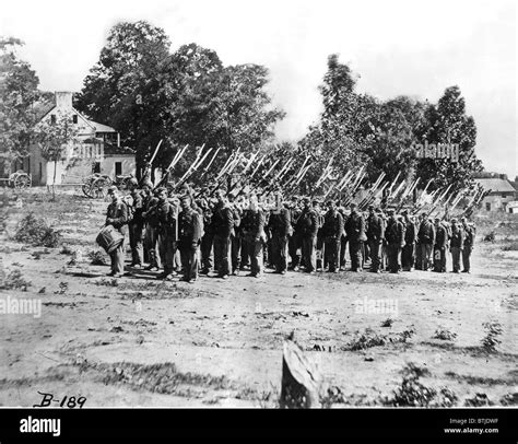 CIVIL WAR-The Battle of Antietam-union soldiers marching Stock Photo ...