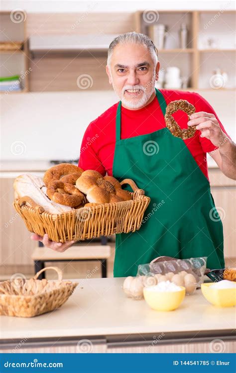 O Padeiro Masculino Idoso Que Trabalha Na Cozinha Imagem De Stock