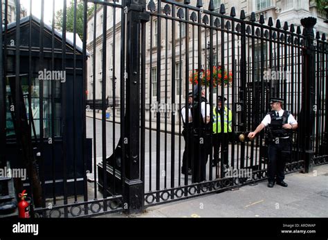 Downing Street Armed Police Guards Hi Res Stock Photography And Images