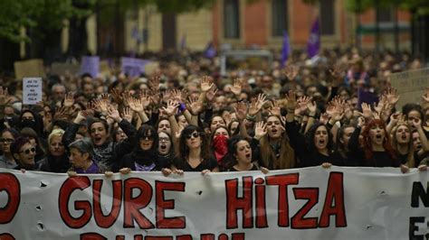 La Manada Miles De Personas Se Manifiestan En Pamplona Contra La Sentencia