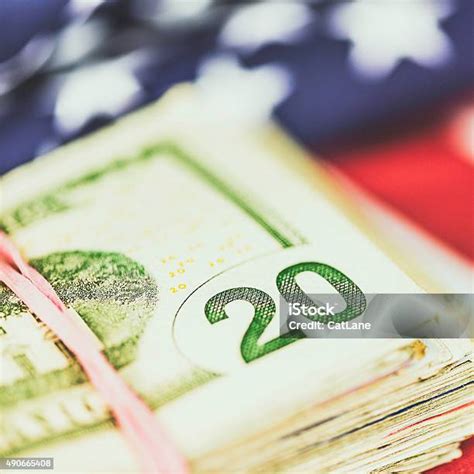 Tumpukan Tagihan Dua Puluh Dolar Amerika Terhadap Bendera As Foto Stok Unduh Gambar Sekarang