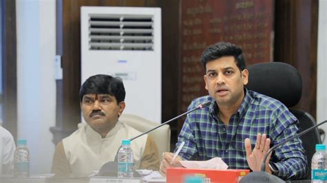 Mumbai News Kalyan Mp Shrikant Shinde Discusses Koliwada Redevelopment