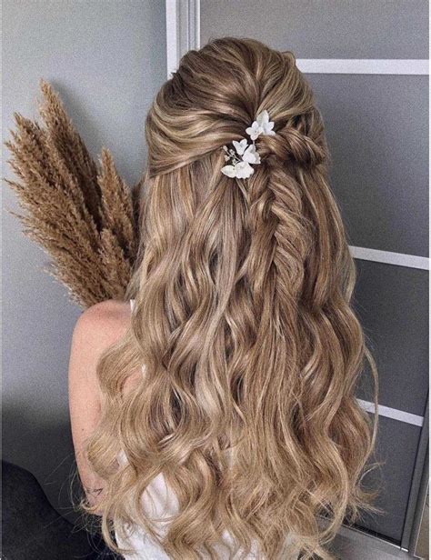 22 Stunning Homecoming Hairstyles For The Special Night 2024