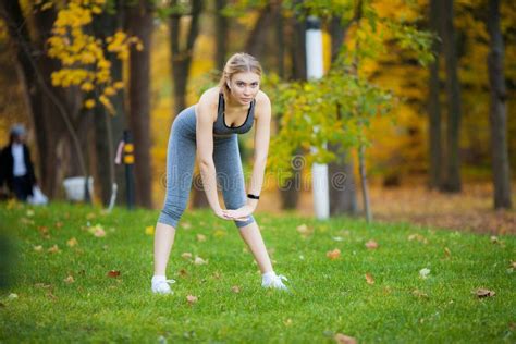 Aptitud Mujer Que Hace Estirando Ejercicio En Parque Foto De Archivo