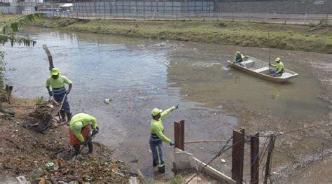 Equipes De Limpeza Retiram Toneladas De Lixo Dos Canais De Vila