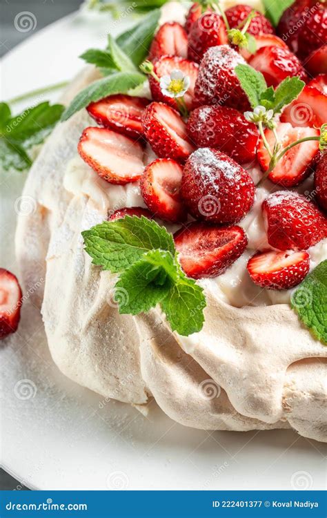 Postre Australiano Pavlova Pastel Meringue Con Fresa Y Menta Crema