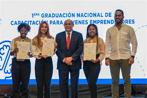 219 jóvenes se gradúan en capacitaciones por el Ministerio de la