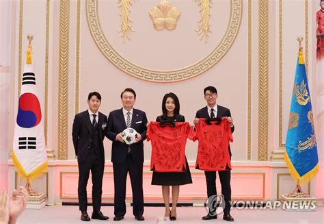 더쿠 청와대 영빈관에서 열린 축구 국가대표팀 환영 만찬