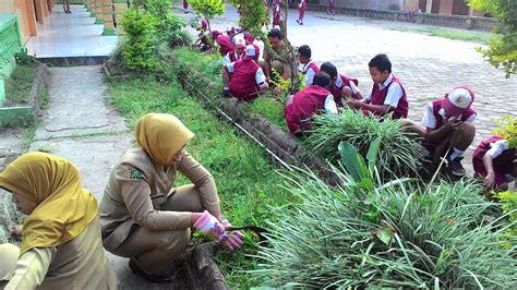 Kegiatan Kerja Bakti Sekolah