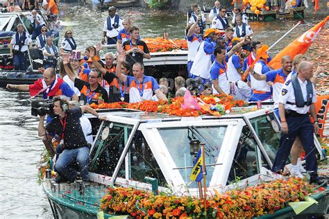 De Spelersvan Het Nederlands Elftal Maken Een Rondvaart Door De