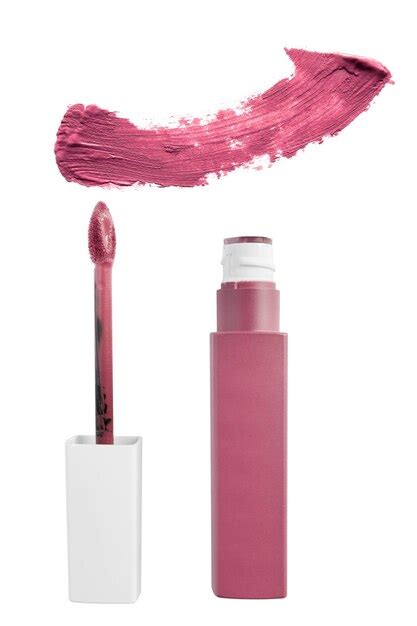 Tubo de lápiz labial líquido mate rosa baya y muestra de color sobre