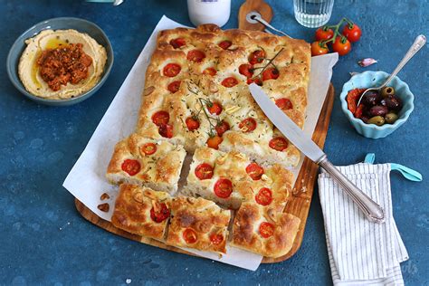 Focaccia Mit Tomaten Knoblauch Thymian Bake To The Roots