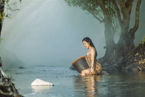 Femme Versant Dans Les Courants Naturels Photo Stock Image Du Fleuve