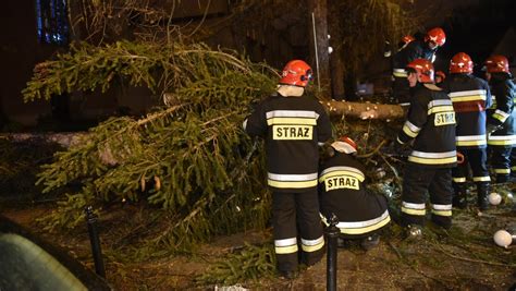 Pracowita Noc Dla Stra Ak W Silny Wiatr I Wichury W Dziewi Ciu