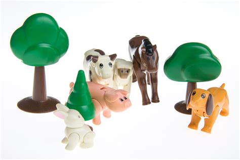 33961477 - plastic toy farm animals - Communikids