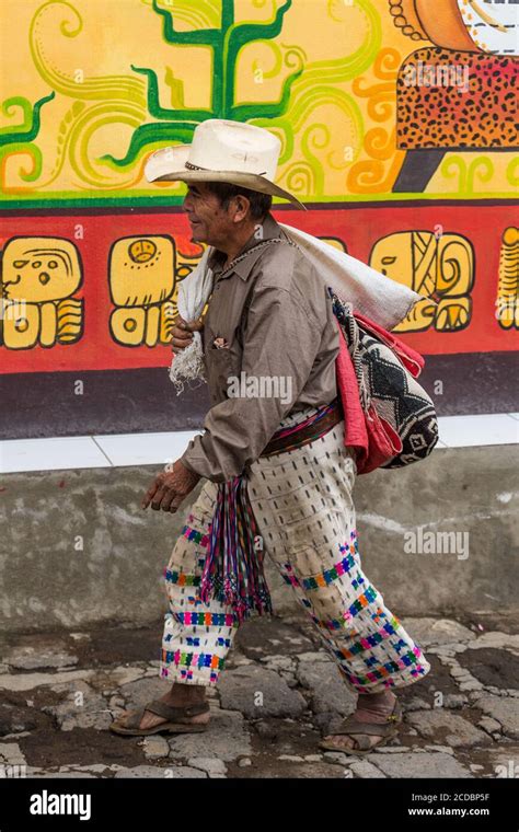 Un Viejo Hombre Maya En La Vestimenta Tradicional De San Pedro La