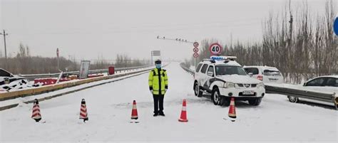 高速白雪皑皑也不能耽误您回家 因为有高速交警战风雪保畅通达拉特天气高速公路