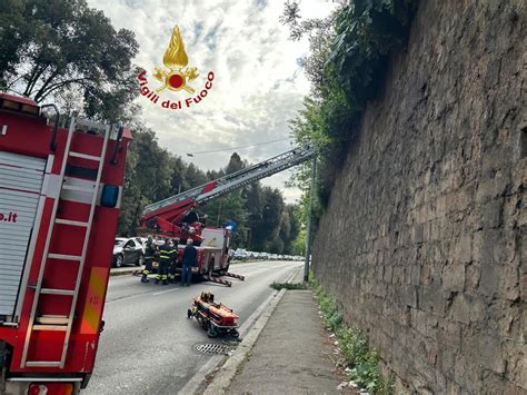 Roma Ragazza Precipita Dalla Terrazza Del Pincio Ferita Radio Jukebox