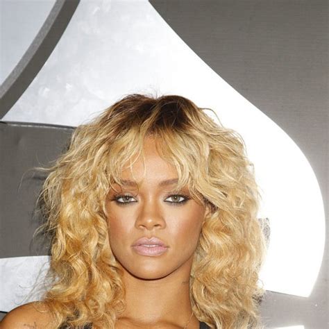 La Cantante Rihanna En Los Grammy 2012 Rihanna Una Artista