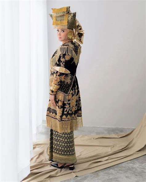 Minang Indonesia Traditional Costume Di Pakaian Tradisional