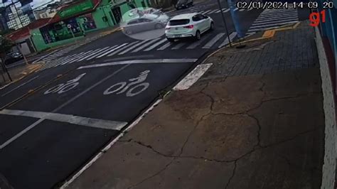 Motociclista Arremessado Ap S Ser Atingido Por Carro Na Avenida Duque