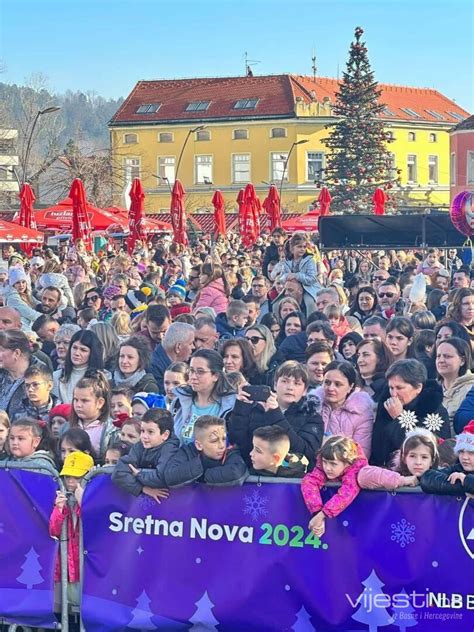 Hiljade djece na Trgu slobode u Tuzli proslavlja Dječiju Novu godinu