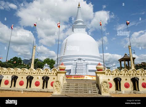 Stupa Mahinyangana Raja Maha Vihara Mahiyangana Sri Lanka Stock