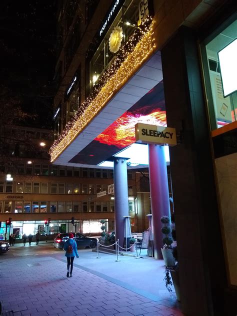 Teamviewer popup on huge display in Stockholm : onejob