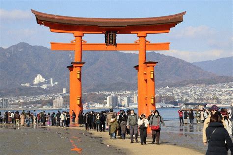 新年飾るニュー鳥居 厳島神社で初詣 ／広島 毎日新聞