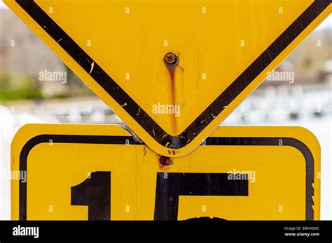 Panneaux De Signalisation Jaunes Banque De Photographies Et Dimages