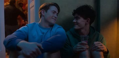 Pin By Mon On Heartstopper Love Scenes Cute Gay Movies Showing