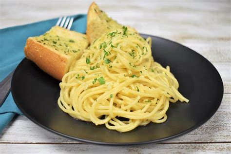 Spaghetti Aglio e Olio - Cook2eatwell