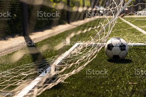 緑の芝生とスタジアムの背景に白と黒のサッカーボールスポーツベッティングのアイデア からっぽのストックフォトや画像を多数ご用意 からっぽ