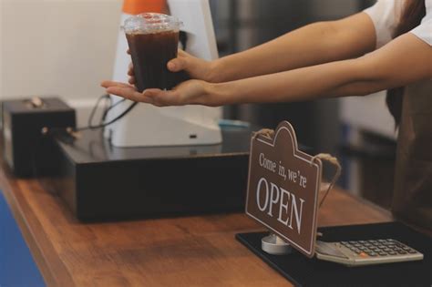 Retrato de una mujer propietaria de un negocio de cafetería que sonríe