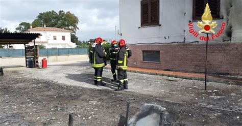 Grosso Incendio In Un Capannone Industriale A Rischio Anche Una Casa