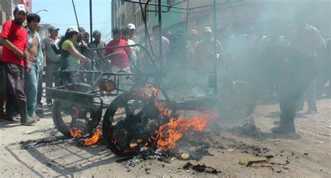 Vecinos De Jlo Queman Mototaxi De Delincuentes Peru Correo