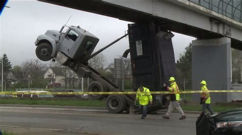 Video Shows Moment Dump Truck Got Stuck Under Bridge In Ohio Youtube