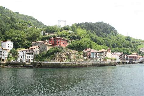 Pasai Donibane Pasaia Entrada De Mar Rodeado De Montes Euskadi