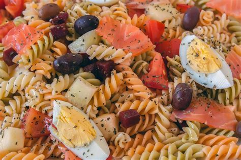 Zomerse Pasta Salade Met Zalm En Olijven Delicious Vanilla